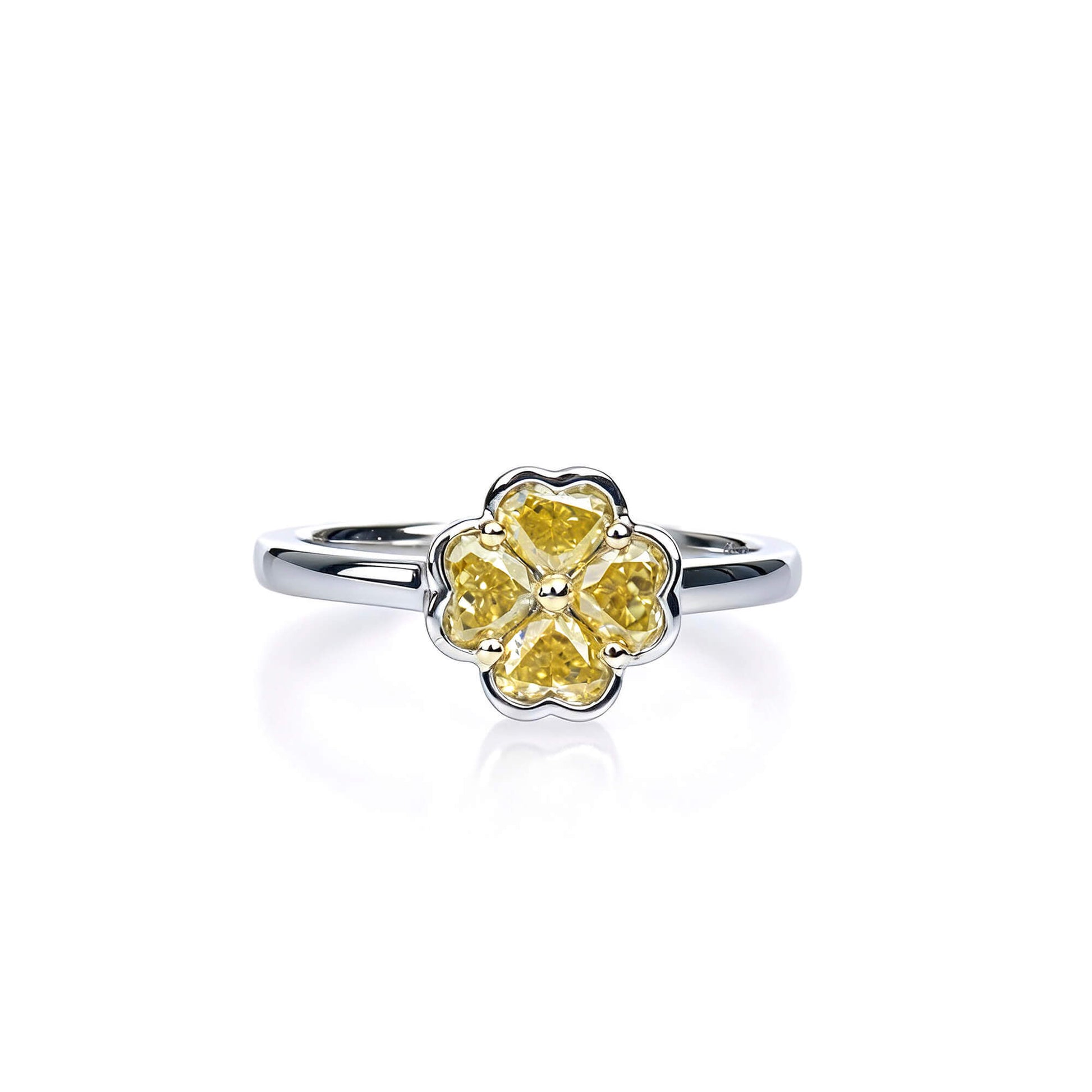 טבעת תלתן יהלומים צהובים טבעיים בחיתוך לב, 0.90 קראט, זהב לבן 14 קראט