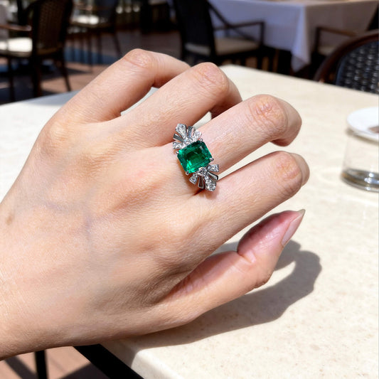 טבעת אמרלד טבעי קולומביאני בחיתוך אשר ויהלומים, 3.44 קראט, זהב לבן 18K
