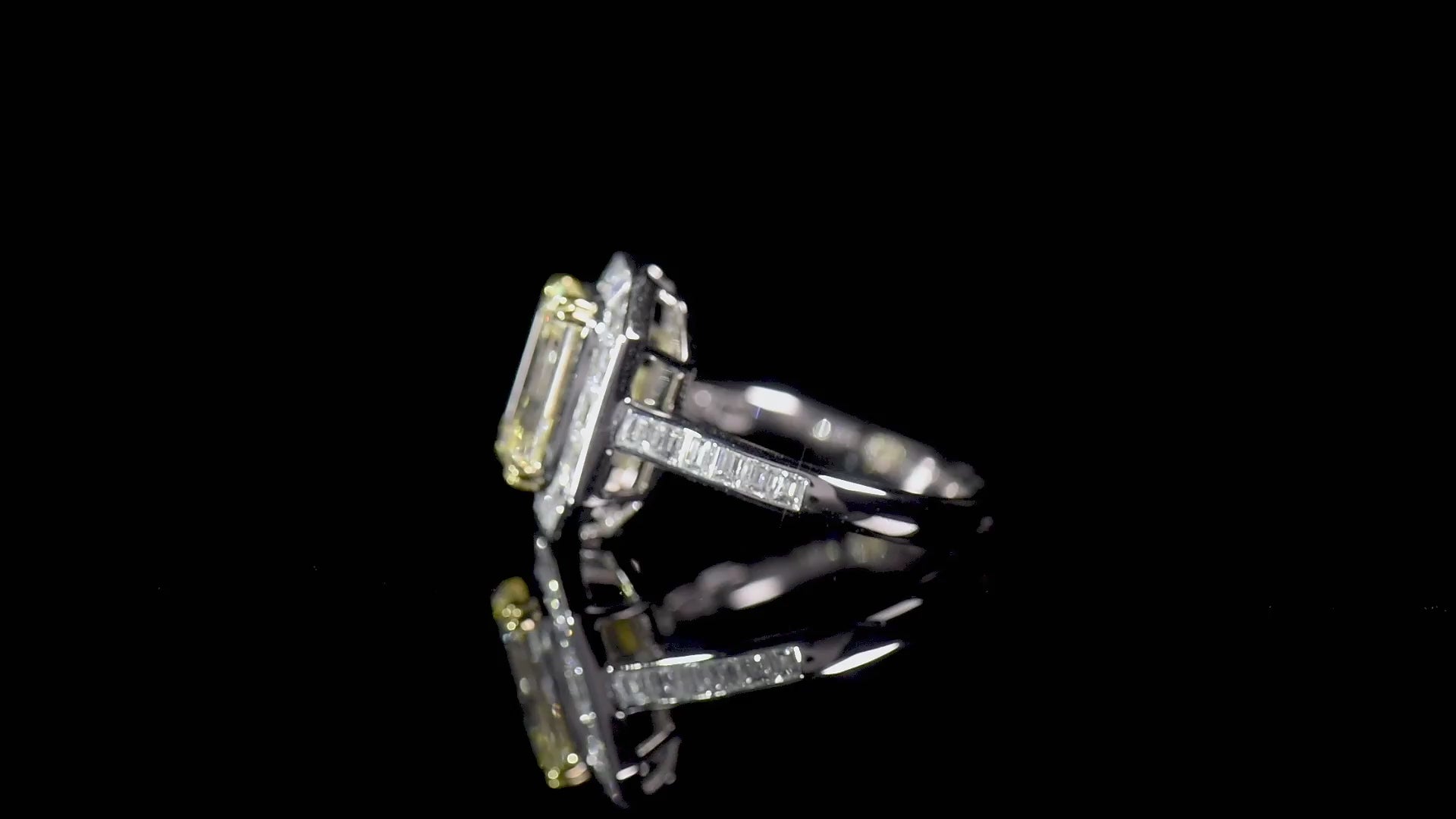 טבעת Halo יהלום צהוב טבעי (UV), זהב לבן וצהוב 18 קראט, רדיאנט, 4.62 קראט