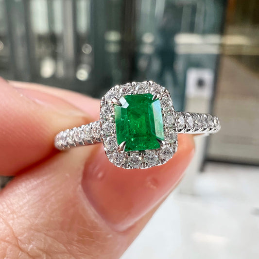 טבעת Halo משובצת אמרלד קולומביאנית ירוקה טבעית, זהב לבן 18 קראט, רדיאנט, 0.58 קראט